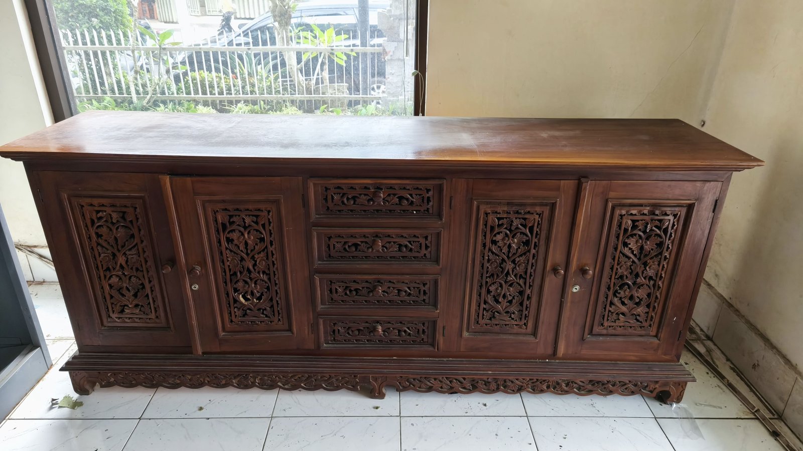 Lemari kayu panjang ukir 4 pintu dan 4 laci tengah